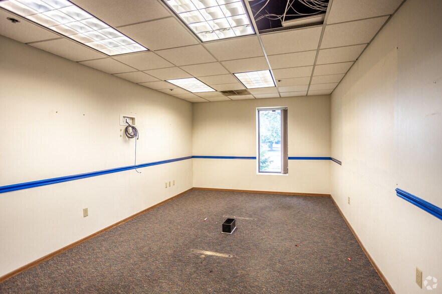 More Photos Of 1800 Hull Ave, Des Moines Manufacturing For Sale