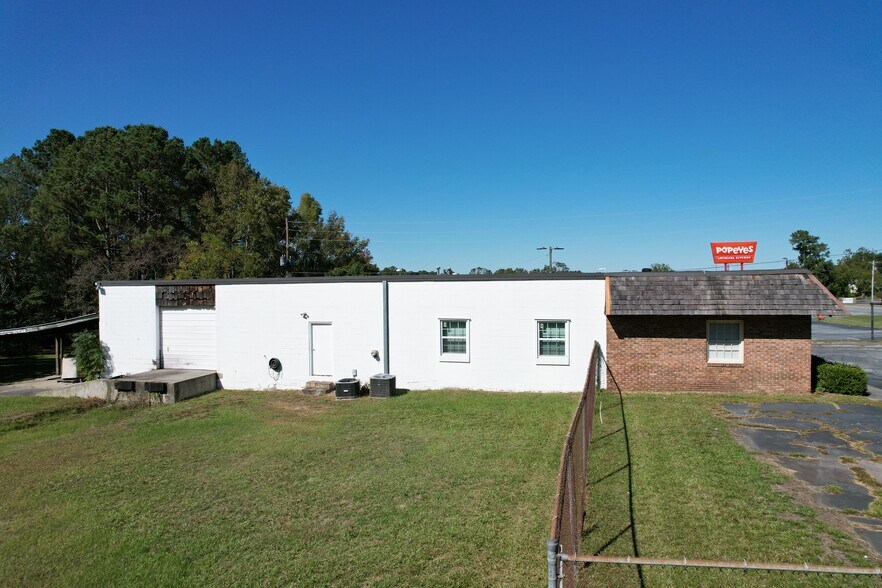 More Photos Of 647 Main St, Thomson Flex For Sale