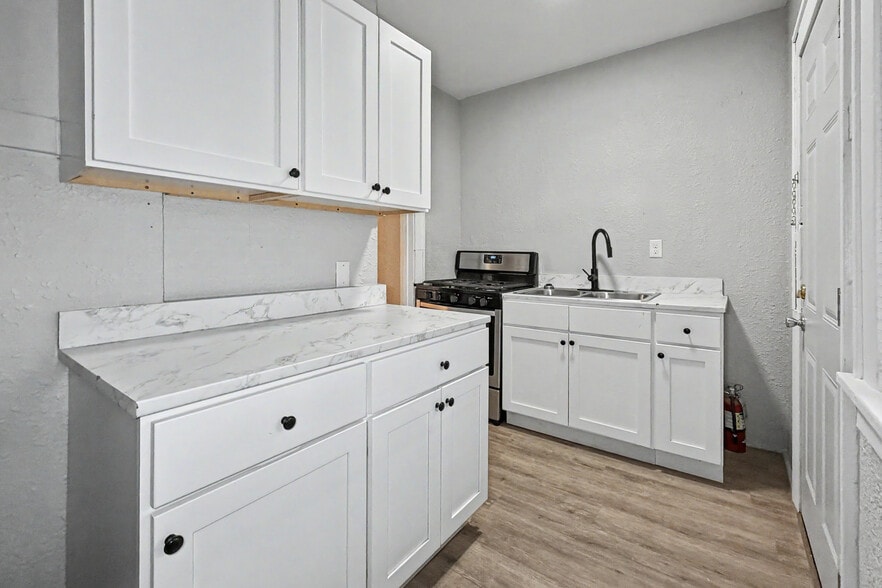 More Photos Of 2042-2046 W 4th St, Davenport Apartments For Sale
