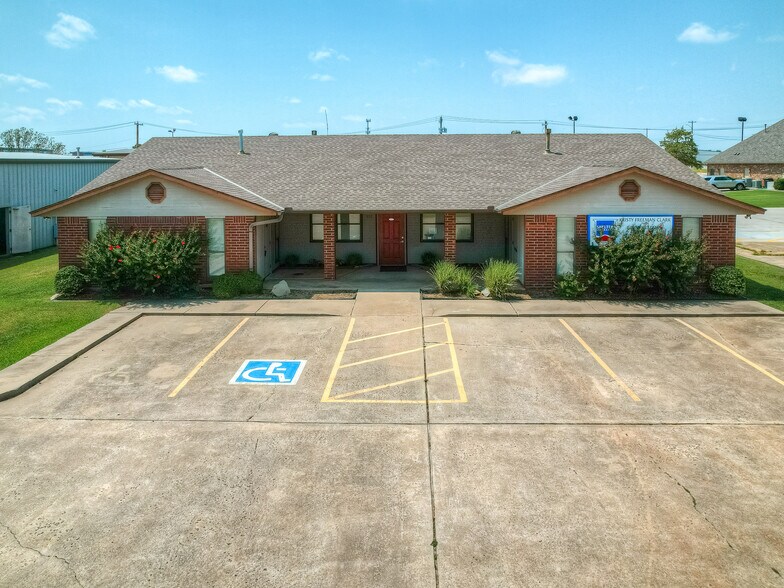 More Photos Of 525 Tower Dr, Moore Office For Lease
