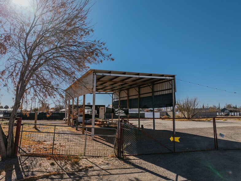 More Photos Of 601 W San Antonio St, Marfa Showroom For Sale