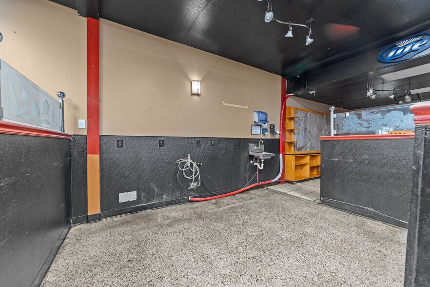 More Photos Of 607 S Main St, King Department Store For Lease