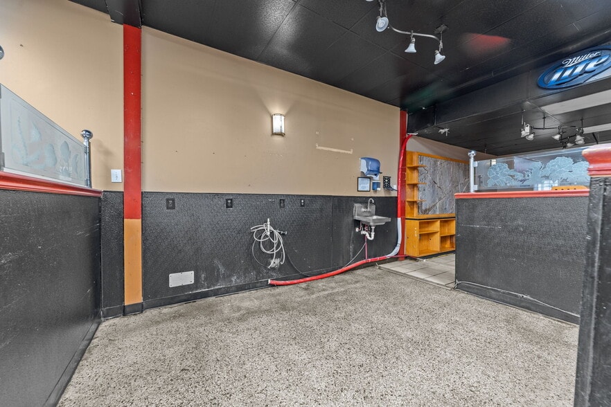 More Photos Of 607 S Main St, King Department Store For Lease