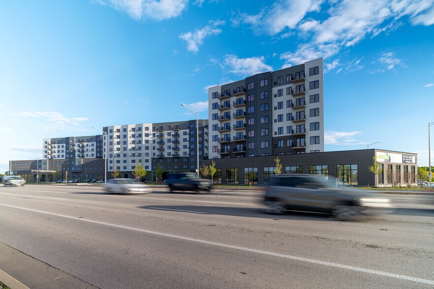 Primary Photo Of 25 E Algonquin Rd, Arlington Heights Apartments For Lease