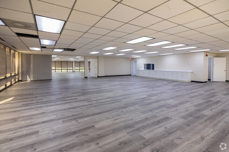 More Photos Of 900 N University Blvd, Jacksonville Medical For Lease