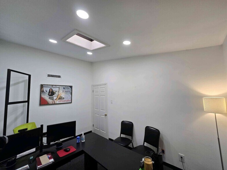 More Photos Of 1212 Crosstimbers St, Houston Office Residential For Sale