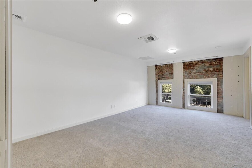 More Photos Of 900-906 2nd St, Sacramento Storefront For Lease