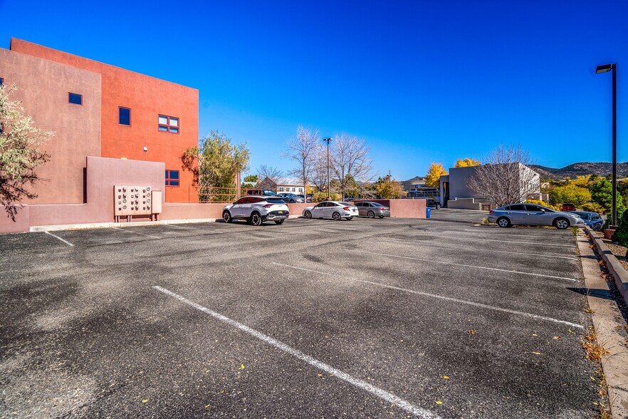 More Photos Of 404 Kiva Ct, Santa Fe Medical For Lease