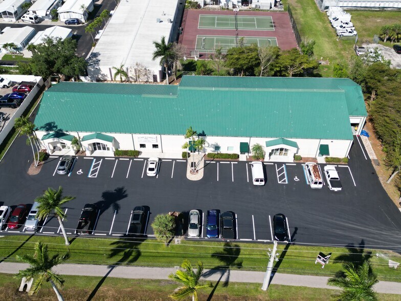 More Photos Of 16266 San Carlos Blvd, Fort Myers General Retail For Lease