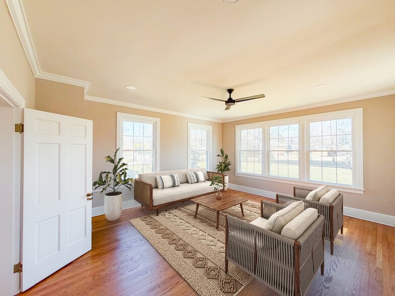 More Photos Of 621 E College St, Pulaski Hotel For Sale