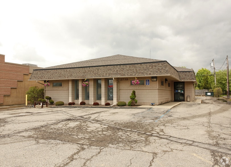 Primary Photo Of 2739 E Grand River Ave, Howell Medical For Sale