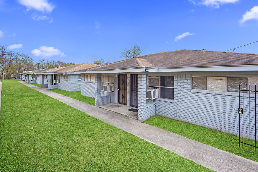 Primary Photo Of 5425 Cavalcade St, Houston Apartments For Sale