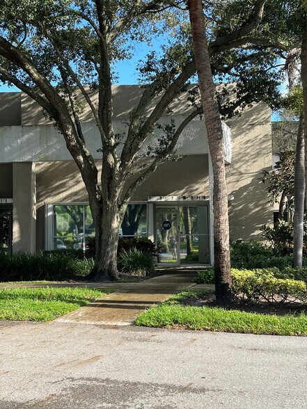 More Photos Of 880 Jupiter Park Dr, Jupiter Light Manufacturing For Sale