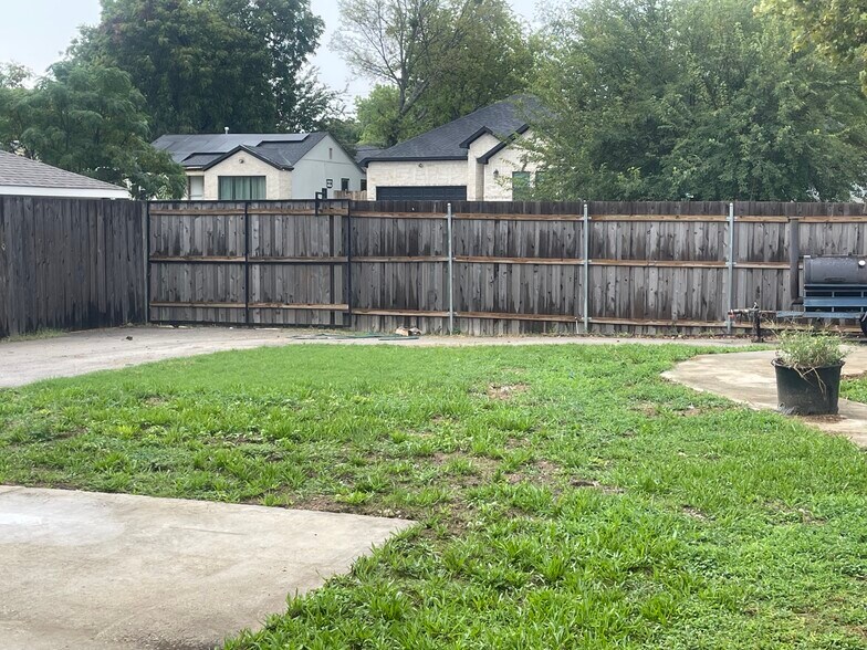 More Photos Of 2219 Evans Ave, Fort Worth Freestanding For Lease