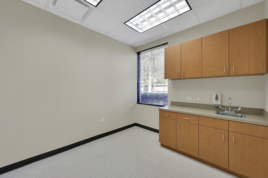 More Photos Of 1125 Cypress Station Dr, Houston Medical For Sale