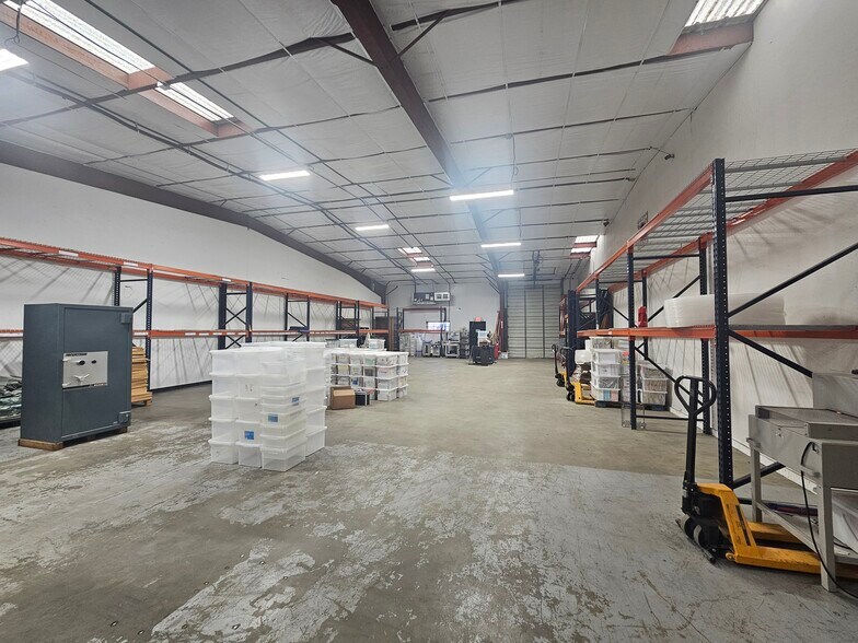 More Photos Of 1261 W Hurst Blvd, Hurst Warehouse For Lease