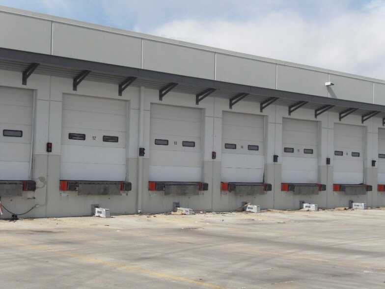More Photos Of 310 E Crossroads Pky, Bolingbrook Truck Terminal For Lease