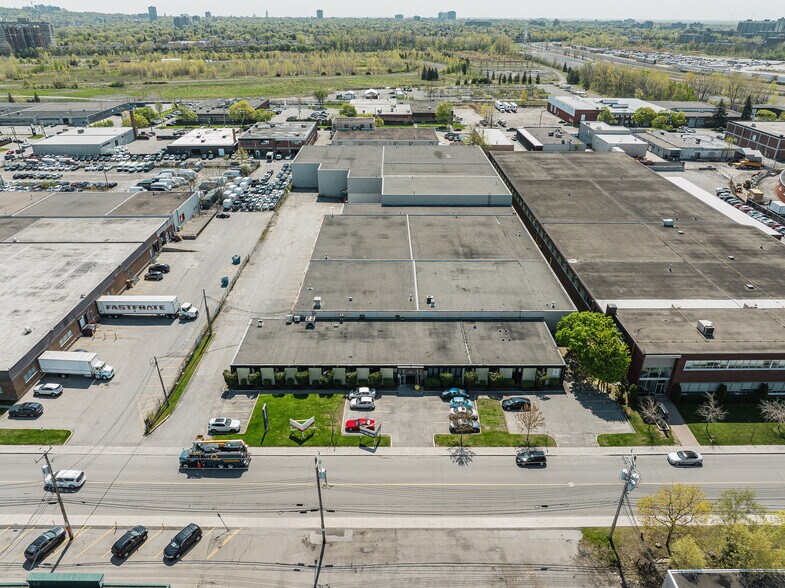 More Photos Of 5660 Rue Ferrier, Mont-Royal Distribution For Lease