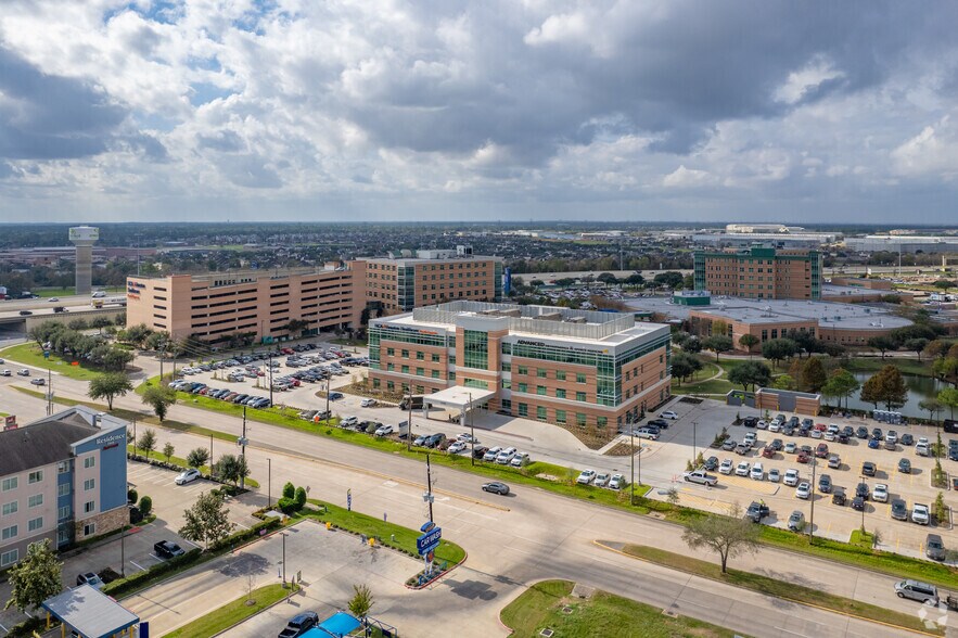 More Photos Of 10425 Huffmeister Rd, Houston Medical For Lease