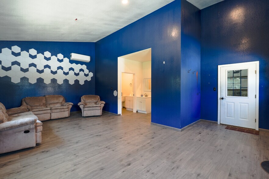 More Photos Of 352247 E 1040, Prague Auto Repair For Lease