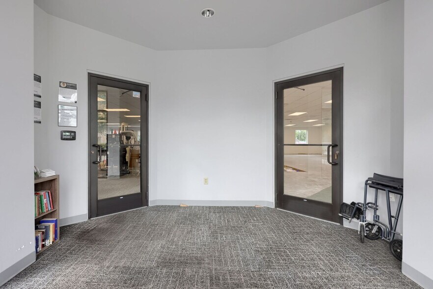 More Photos Of 84 Doe Run Rd, Manheim Medical For Lease