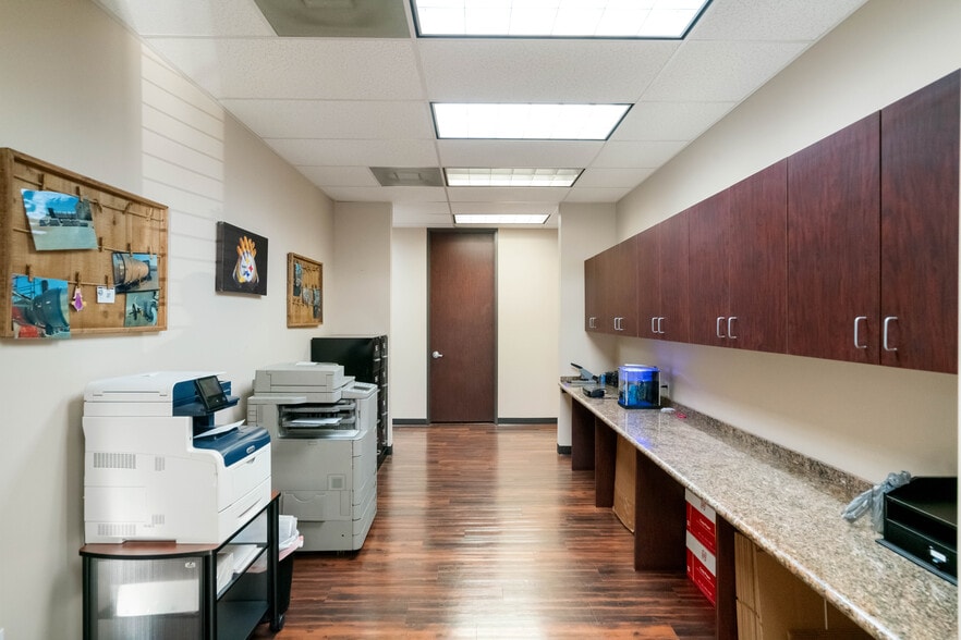 More Photos Of 207 W Archer Rd, Baytown Warehouse For Sale