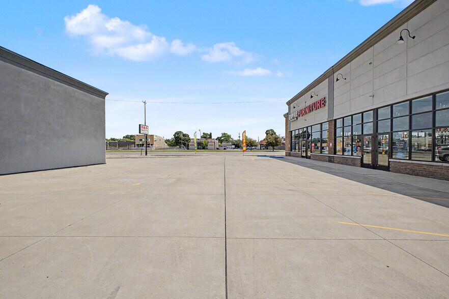 More Photos Of 14222 Fort St, Southgate General Retail For Lease