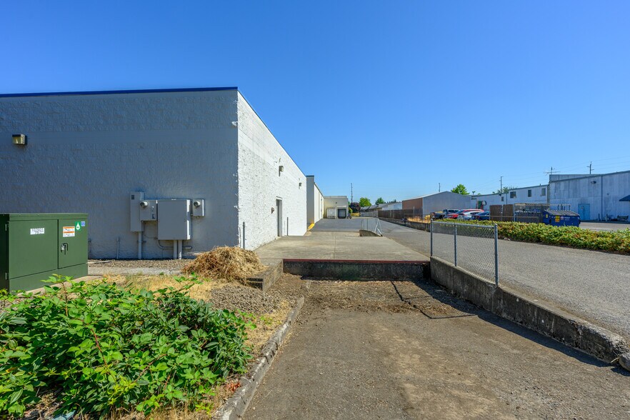 More Photos Of 1580 Mount Hood Ave, Woodburn Department Store For Lease