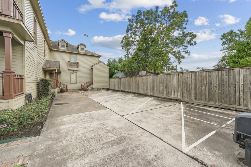 More Photos Of 112 W 4th St, Houston Office Residential For Sale