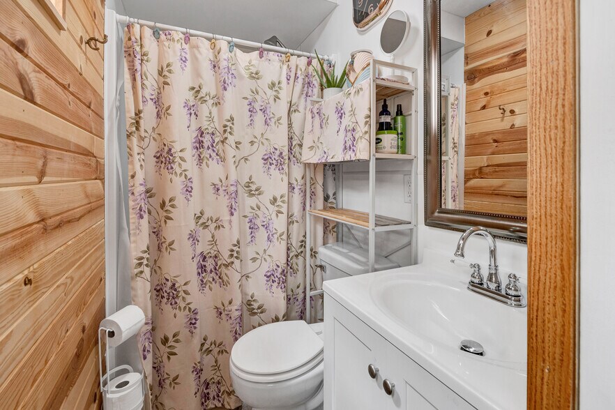 More Photos Of 2200 W Memorial Dr, Janesville Hospitality For Sale