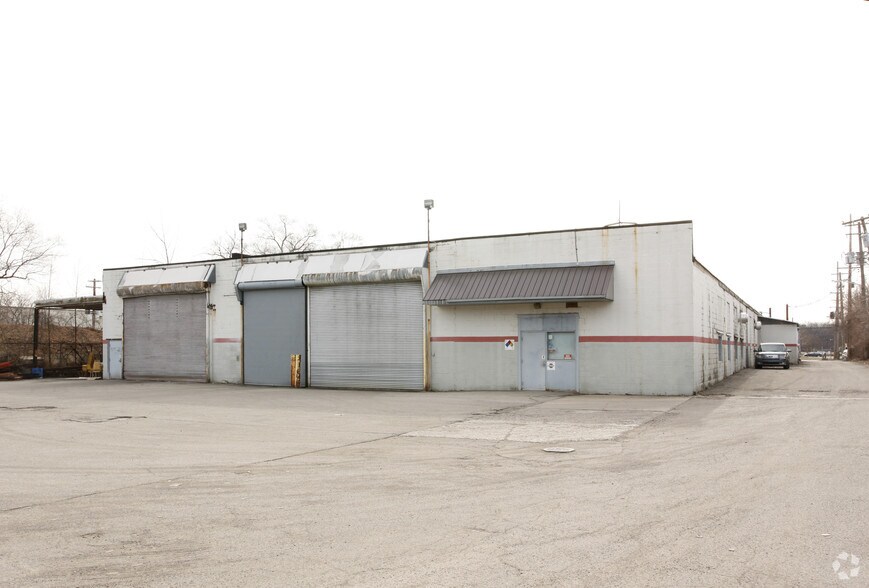More Photos Of 19270 W 8 Mile Rd, Southfield Warehouse For Lease