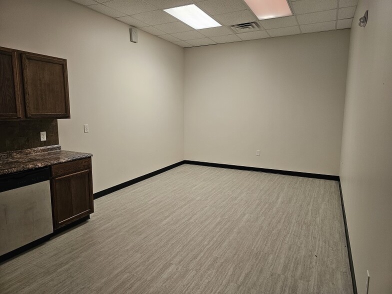 More Photos Of 4852-4854 S State Highway Ff, Battlefield General Retail For Lease