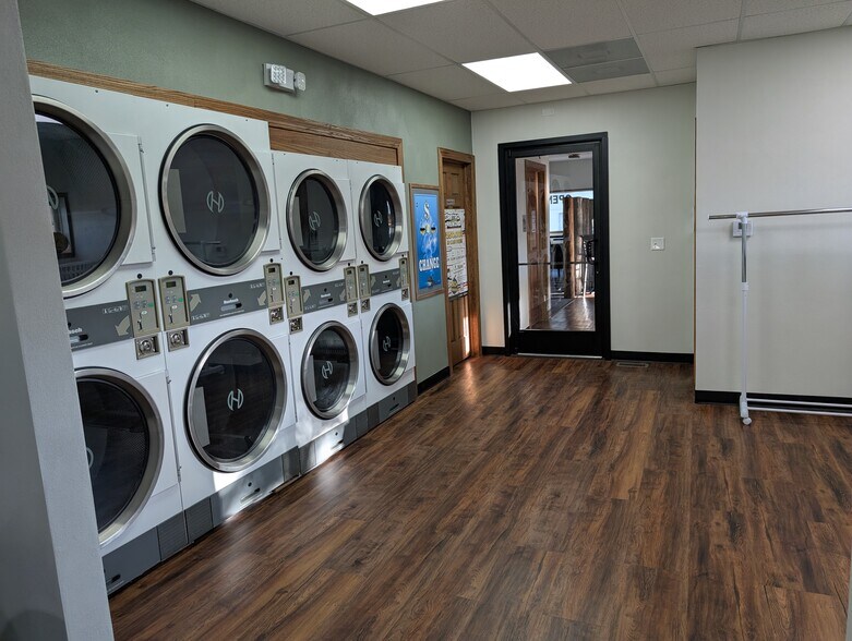 More Photos Of 518 W Main St, Kirkland Freestanding For Sale