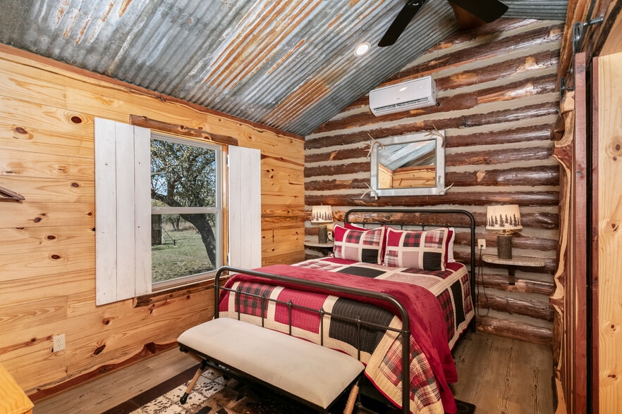 More Photos Of 100 Five Star Trl, Fredericksburg Hotel For Sale