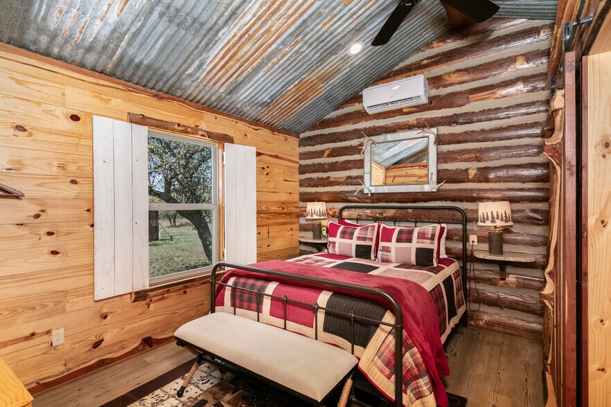 More Photos Of 100 Five Star Trl, Fredericksburg Hotel For Sale