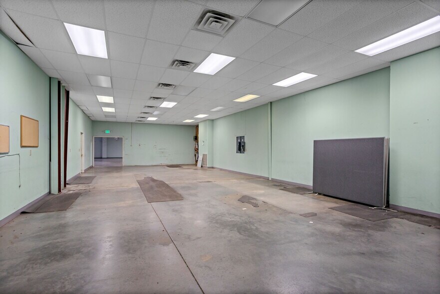More Photos Of 9 Ellwood Ct, Greenville Warehouse For Lease