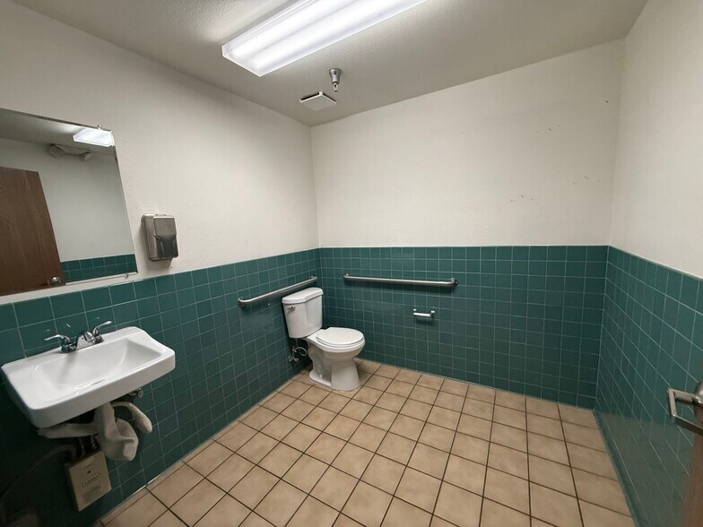 More Photos Of 7091 W Craig Rd, Las Vegas General Retail For Lease