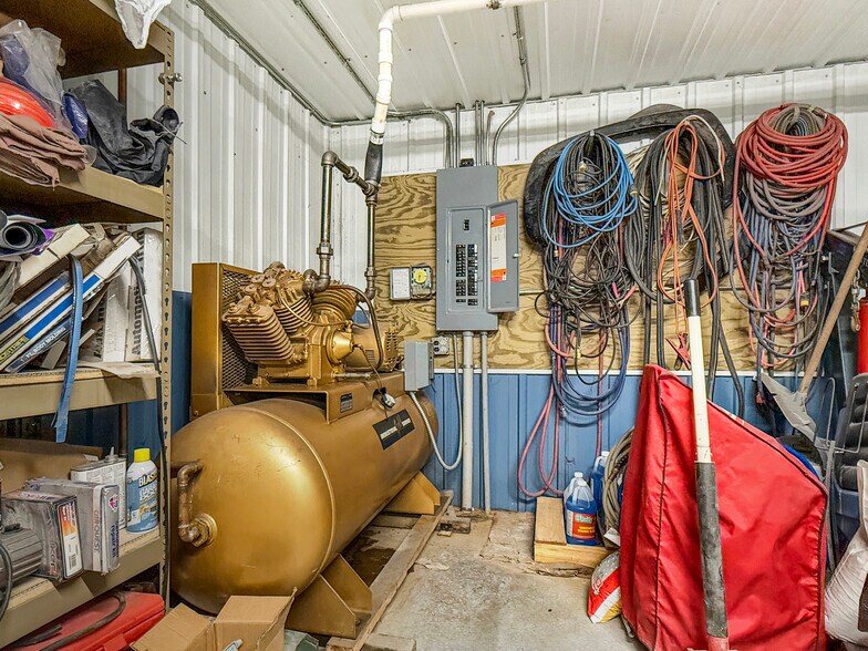 More Photos Of 2326 N Main St, Osceola Auto Repair For Sale