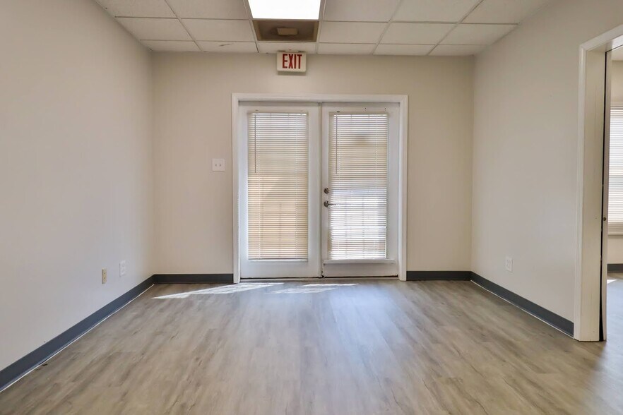 More Photos Of 4701-4731 W Midlothian Tpke, Crestwood Office For Sale