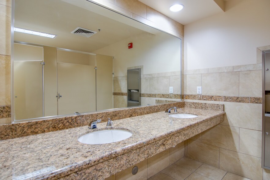 More Photos Of 6575 S Redwood Rd, Taylorsville Office For Lease