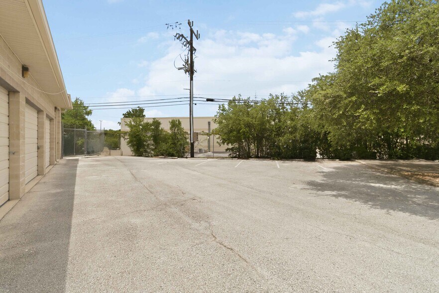 More Photos Of 4714 Shavano Oak, San Antonio Light Distribution For Lease