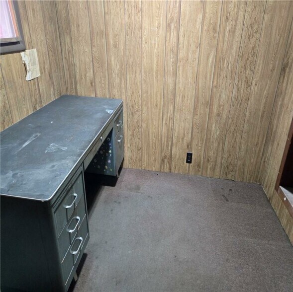 More Photos Of 302 N Silver St, Paola General Retail For Sale