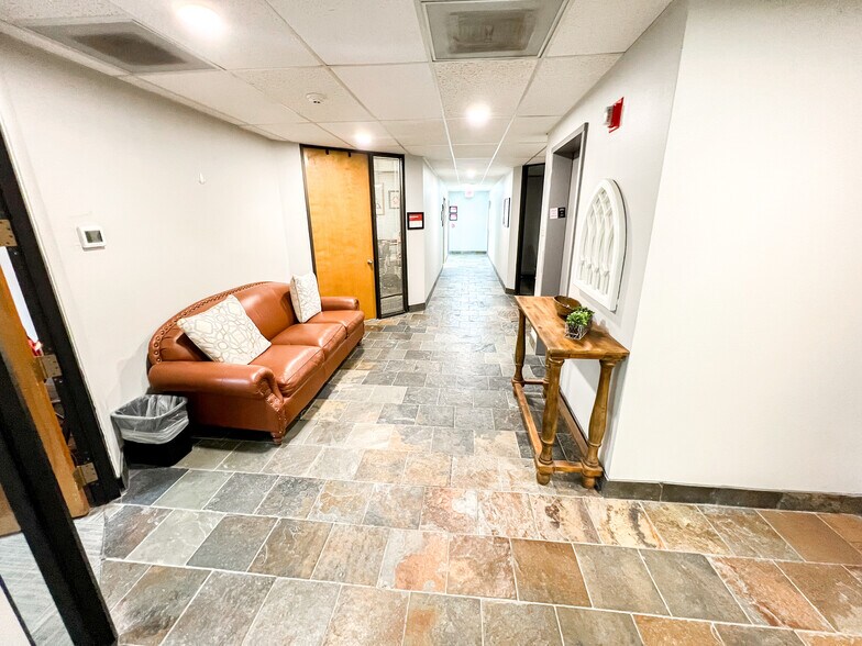 More Photos Of 3001 Big Spring St, Midland Office For Sale