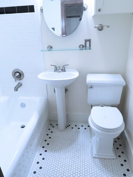 More Photos Of 6710 Greenwood Ave N, Seattle Apartments For Sale