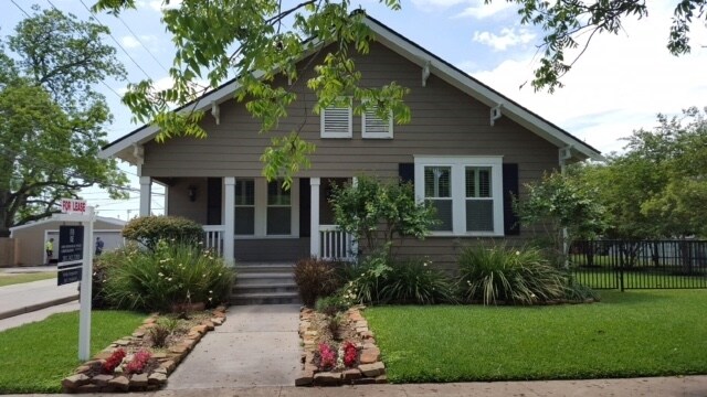 More Photos Of 206 Brooks St, Sugar Land Office Residential For Sale