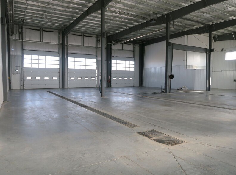 More Photos Of 41 Queensgate Cres, Blackfalds Manufacturing For Lease
