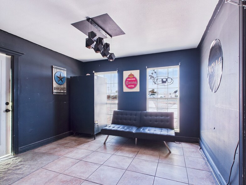 More Photos Of 1330 E 3rd St, Pecos Restaurant For Sale