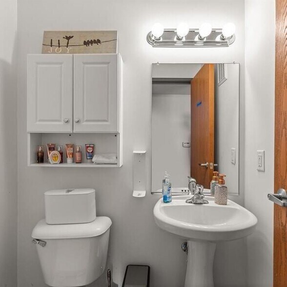 More Photos Of 3020 Oakwood Blvd, Melvindale Office For Lease