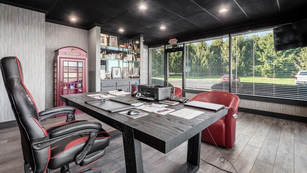 More Photos Of 300 Heath Rd, Heath Airplane Hangar For Sale