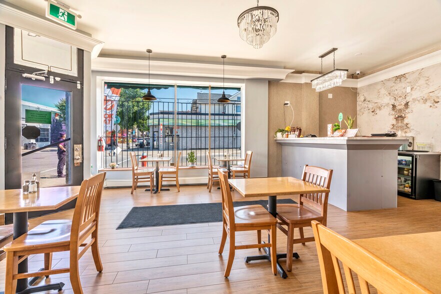 More Photos Of 4654 Queen St, Niagara Falls Storefront Retail Residential For Sale